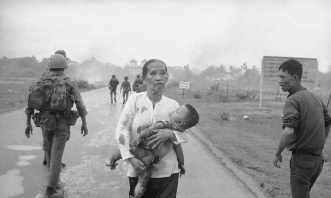50年后,那个被炸弹烧伤的越南小女孩怎么样了?
