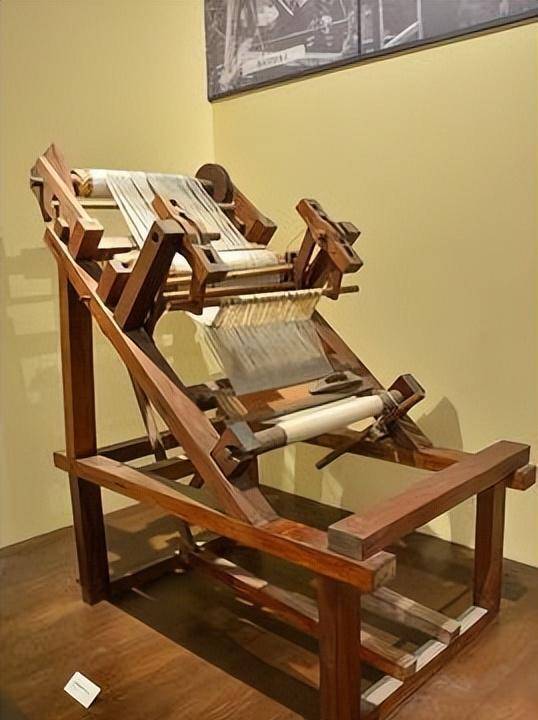 在母亲的引导下,石奶引渐渐地学会了如何织布,而且越织越好,织出来的