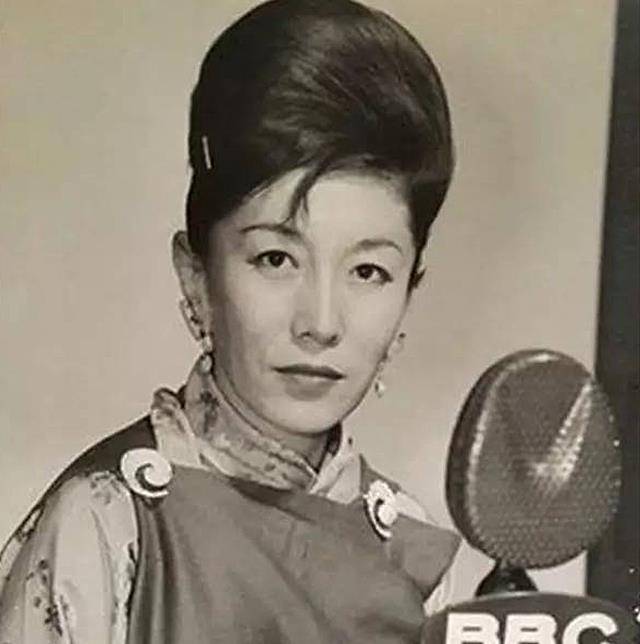 迫于王室的压力,库库拉公主不得不放弃学业,答应与彭康家族联姻.