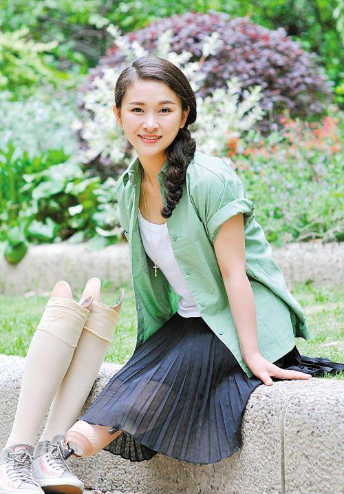 汶川地震中失去双腿和女儿,丈夫外遇离婚,今晒美照,已变成女神_廖智跟
