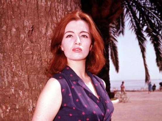 英国有佳人:17岁因美貌名声大噪,却沦为玩物,从此人生一地鸡毛