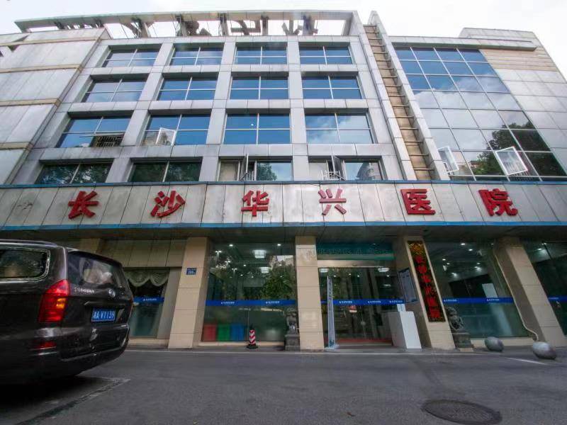 如为霉菌感染性的念珠菌性龟头炎,症状为为龟头粘膜红斑,局部还有水肿