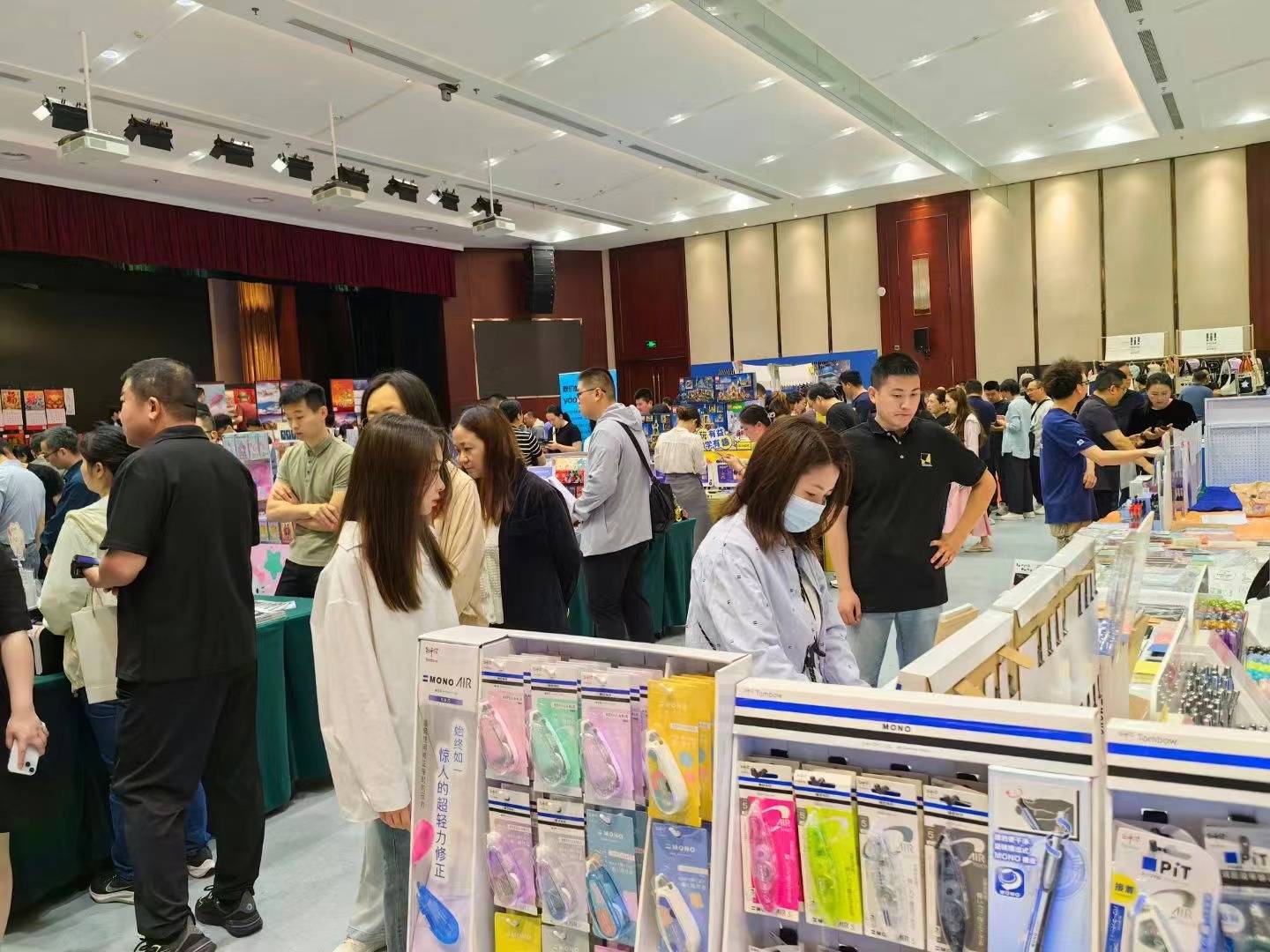 并收获大量意向订单墨贡科技展位咨询不断订货会现场气氛火爆,人头攒