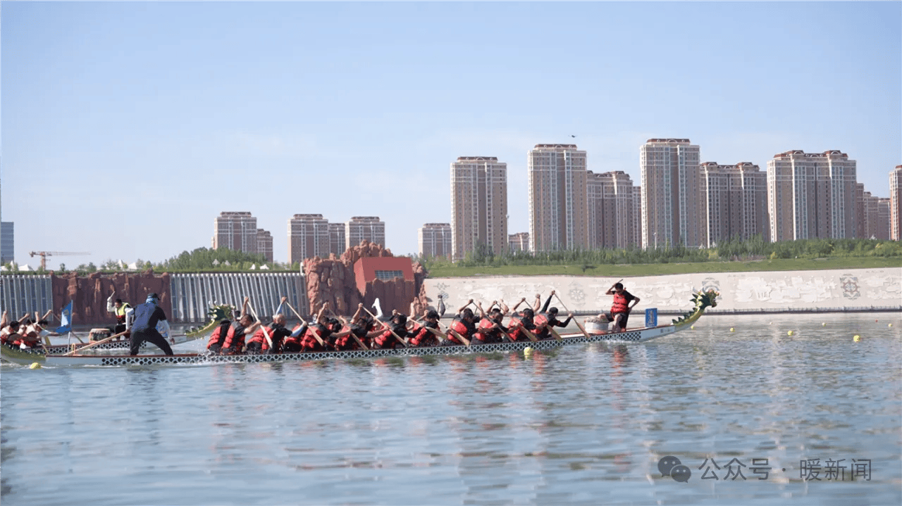 鄂尔多斯市首届龙舟邀请赛在乌兰木伦湖举行