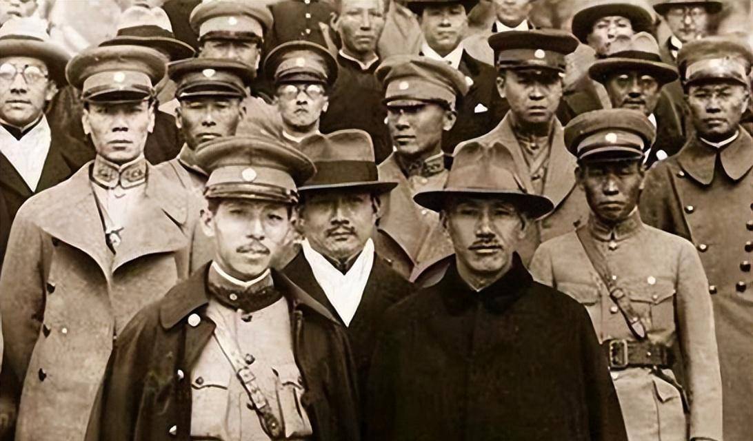 在这场兵谏行动中,他们分别控制了蒋介石这个政府首脑,以及人在西安的