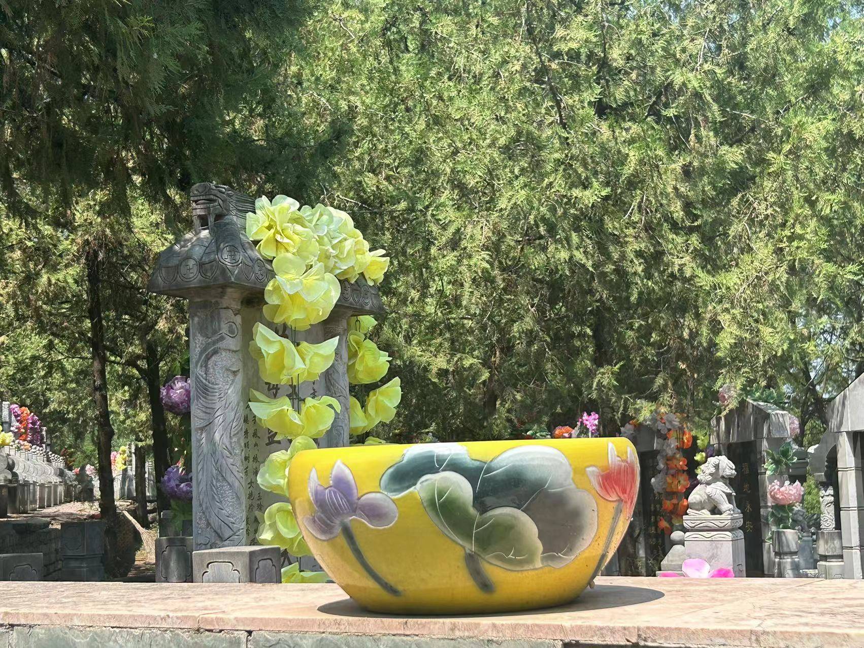 公墓二区现共有陶然园,福寿园,安泰园,永昌园,英武园,文曲园,乘德园