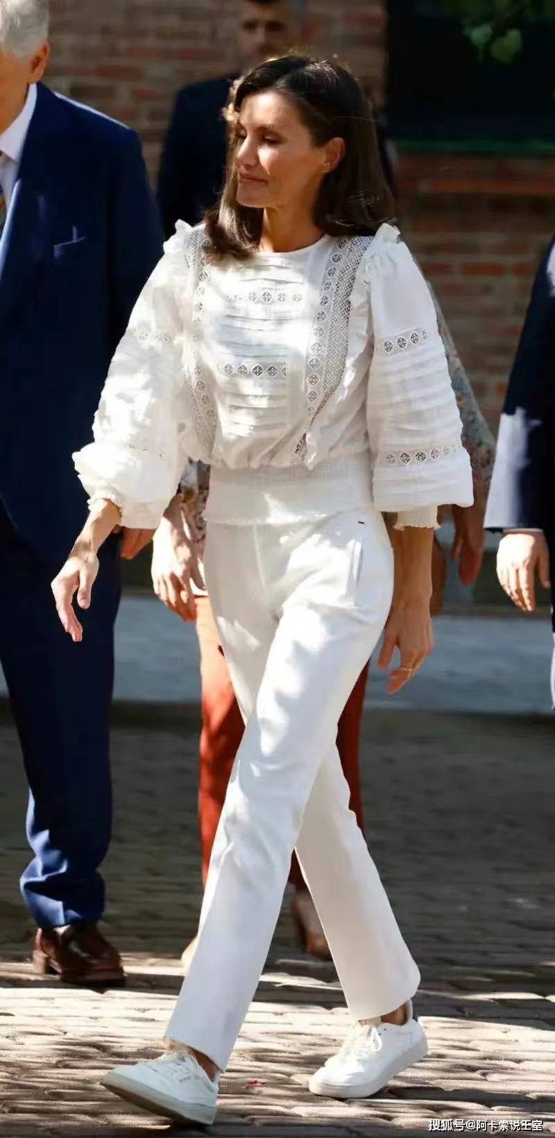 西班牙王室莱后出席民间活动,成为国内时尚界标杆,舆论环绕下亮相毫无