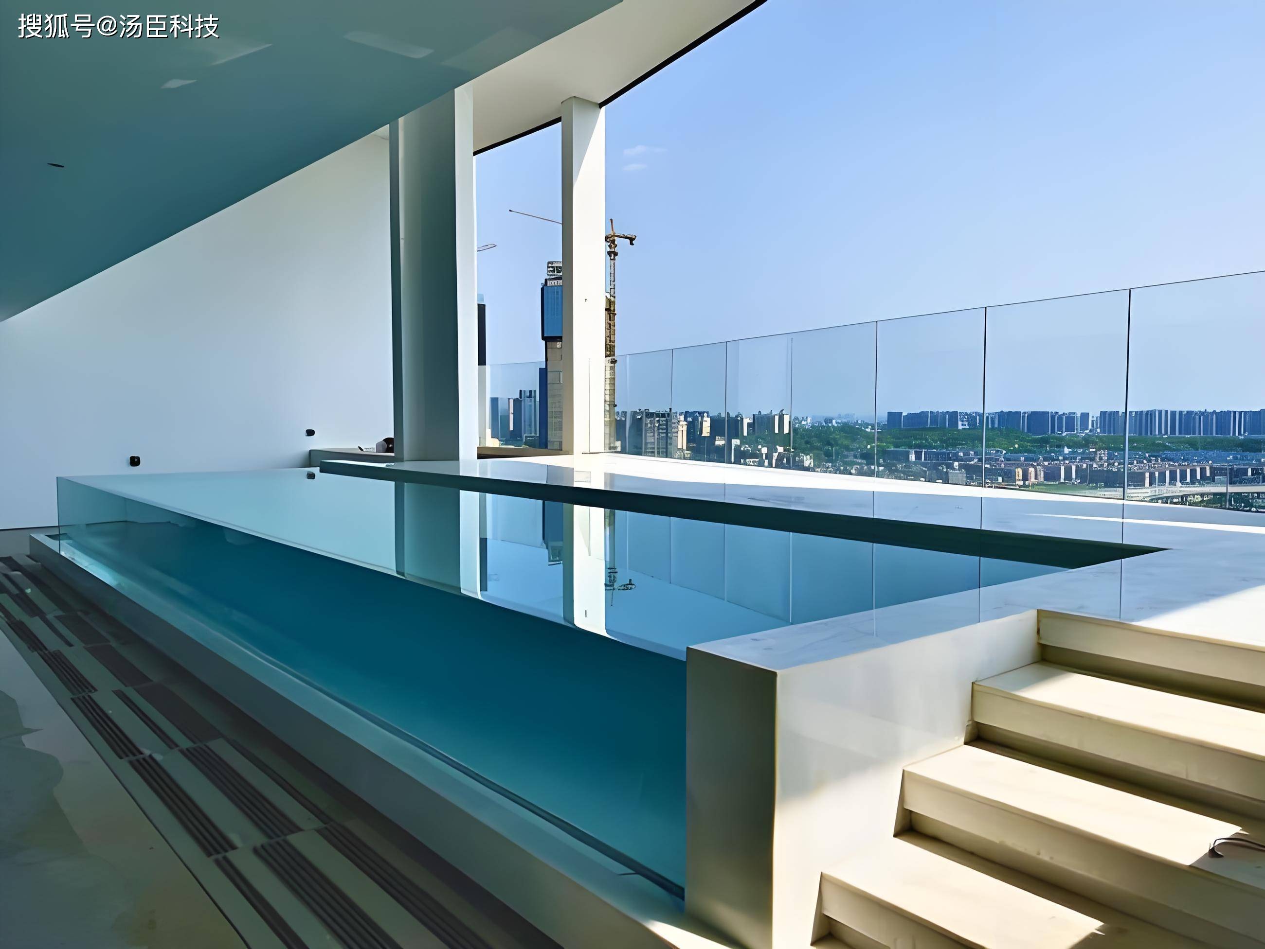 小型透明游泳池的设计和建造