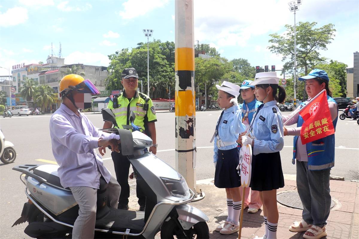 文明交通·平安"童"行┃"小交警"上路"执勤" 筑牢安全文明出行环境