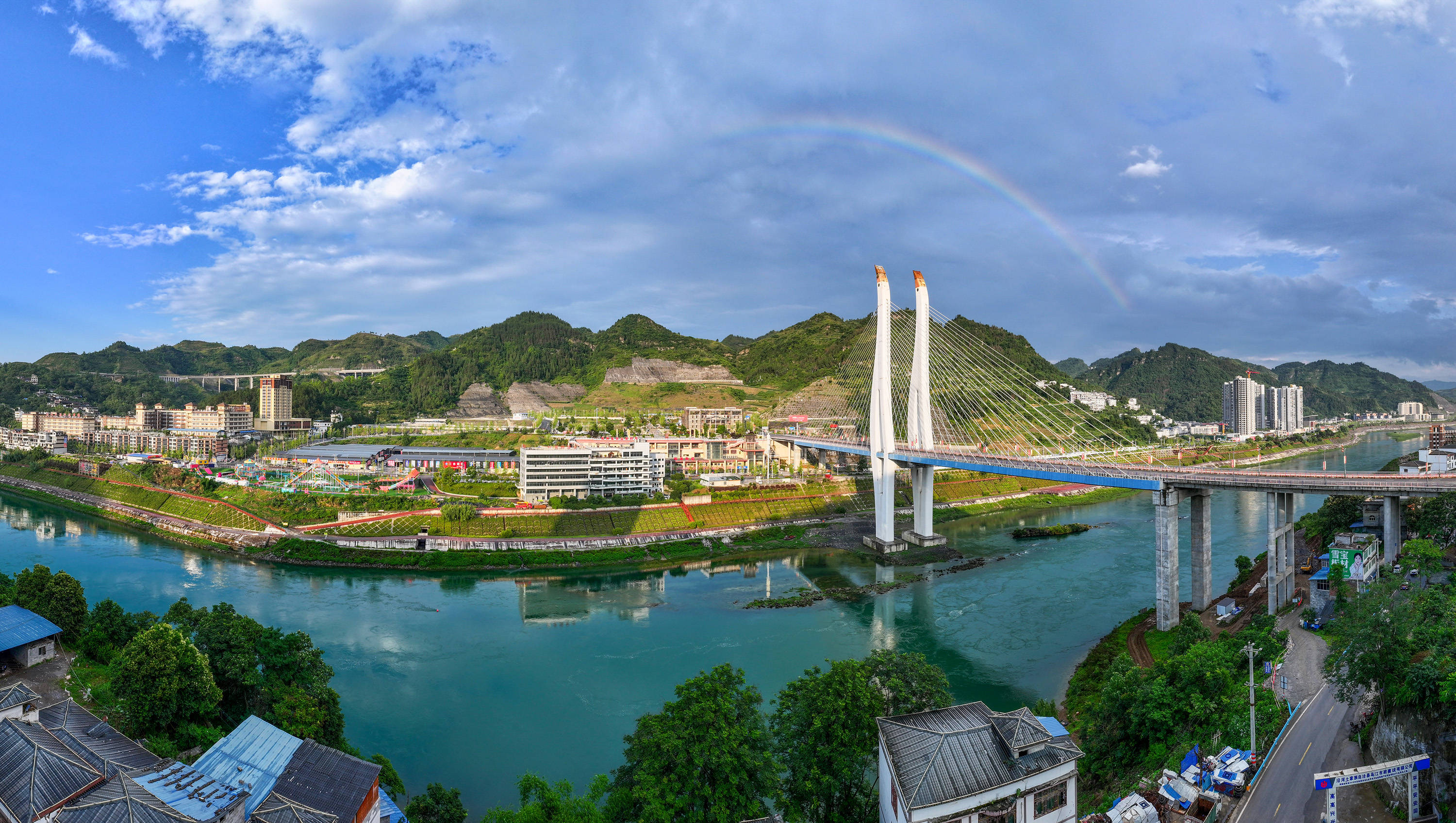 贵州省铜仁市沿河土家族自治县,出现绚丽彩虹景观,乌江,天鹅大桥和