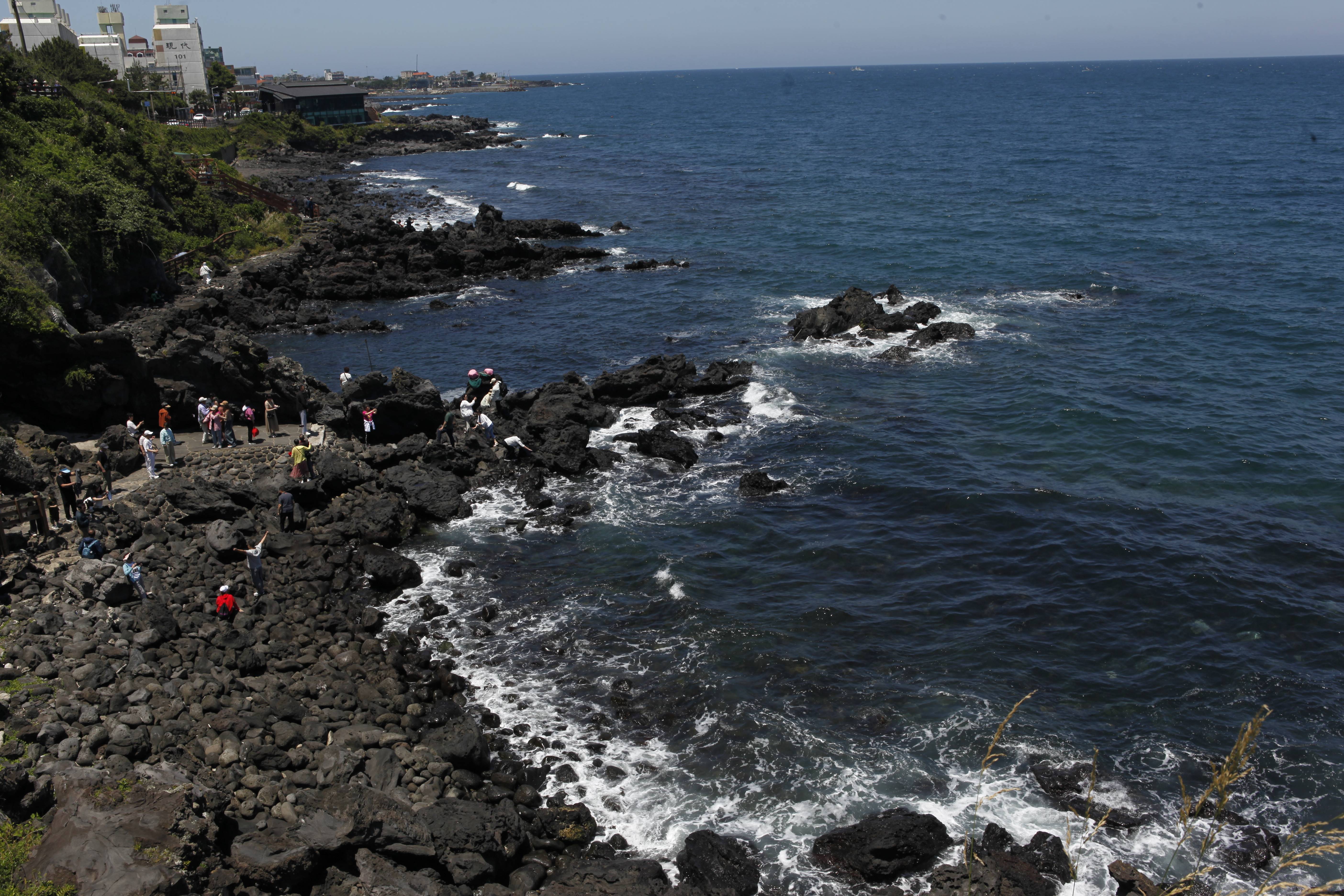 韩国济州岛上的黑石头