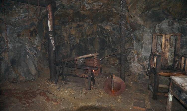 1949年,特务火烧渣滓洞,女囚犯中仅一人生还,她是如何做到的?