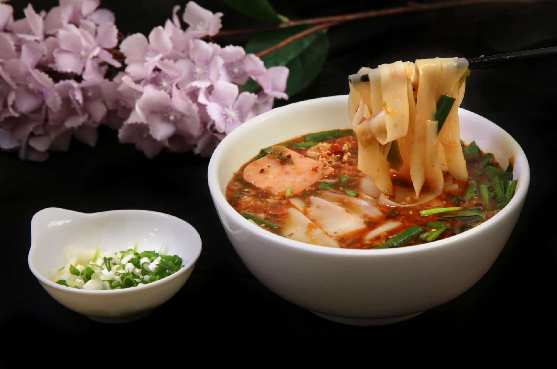 甩碗小锅米线:个旧美食之旅开启铜锅中的味蕾盛宴