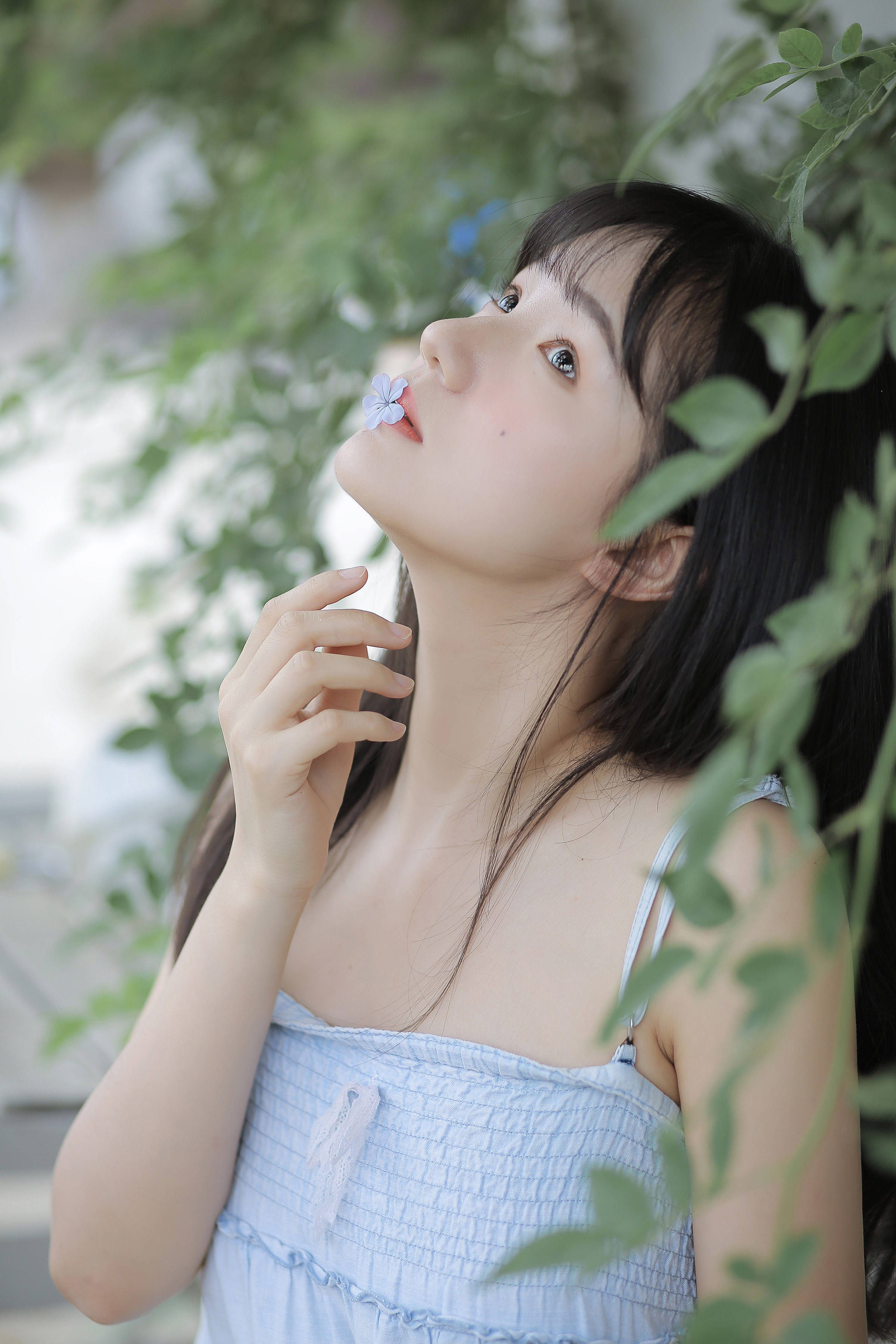 绿意环绕中的静谧女神:一张照片,解锁夏日清新密码