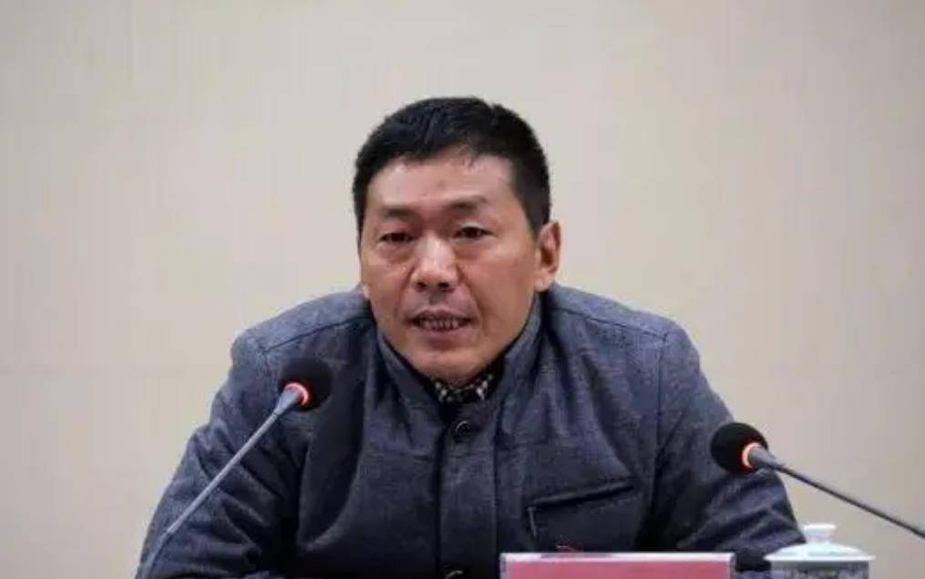 为当清官让母亲去捡垃圾,还让下属假扮"黄羊"_青理东_汶川_县委书记