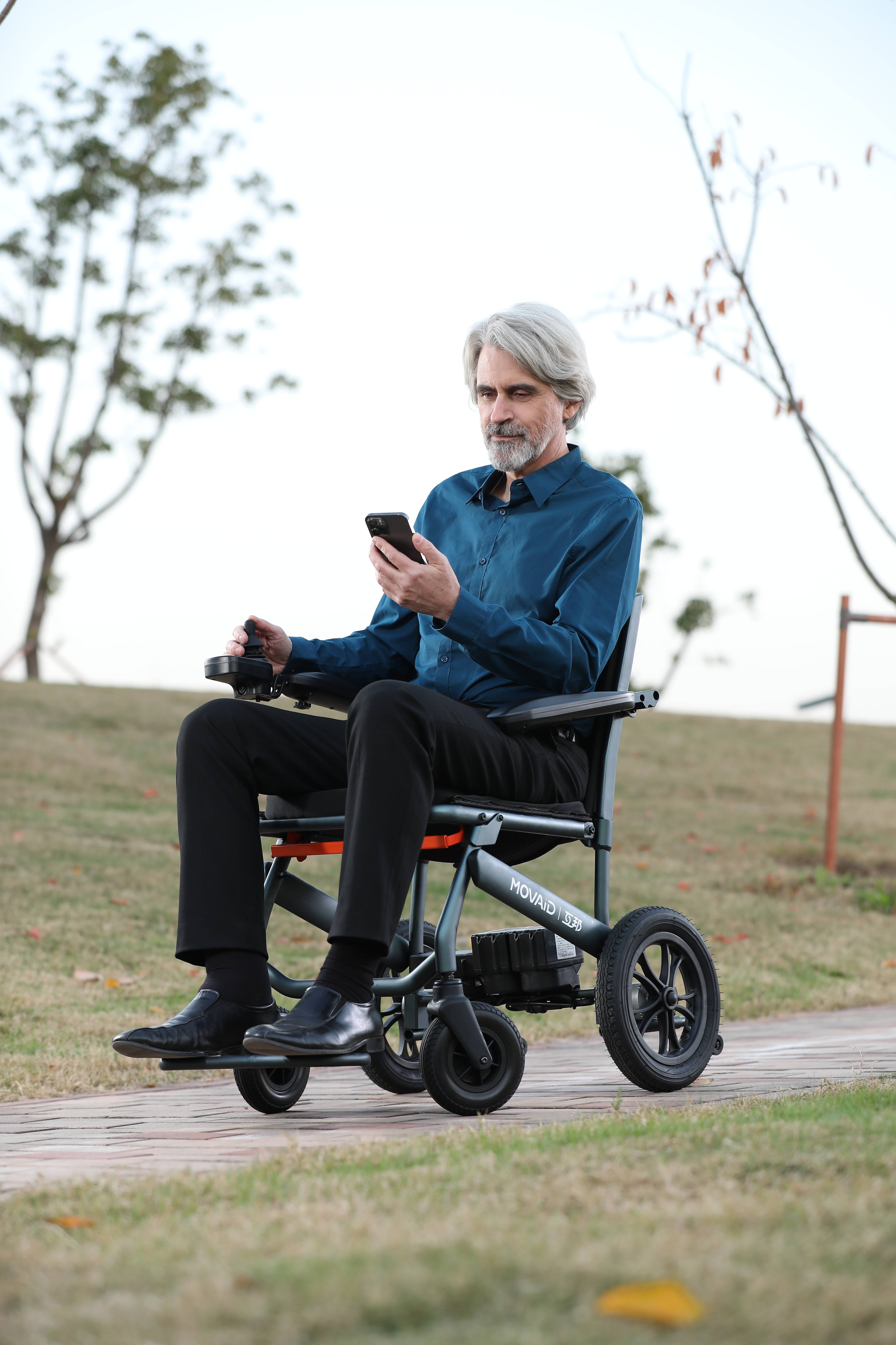 轻便小型电动轮椅:老年人环保,高效的出行工具