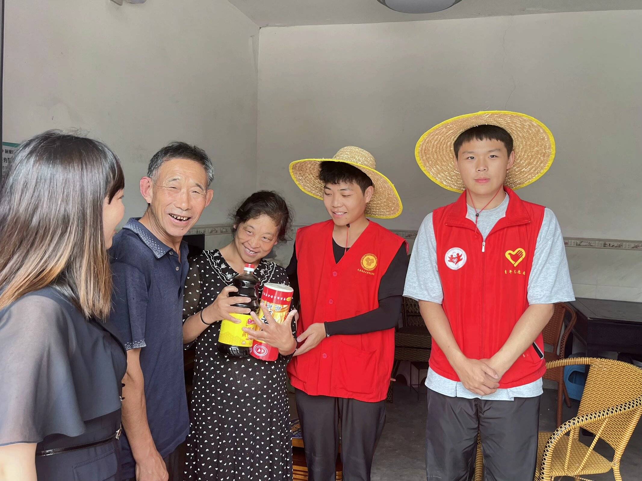 "繁花硕果"乡村振兴公益行动队聚焦农村弱势群体,携带慰问品前往龙岭