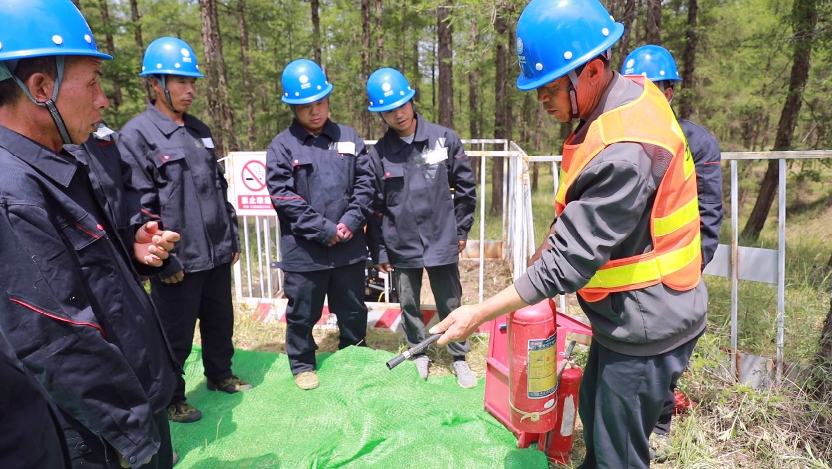 电力工人抛洒汗水 坚守施工现场