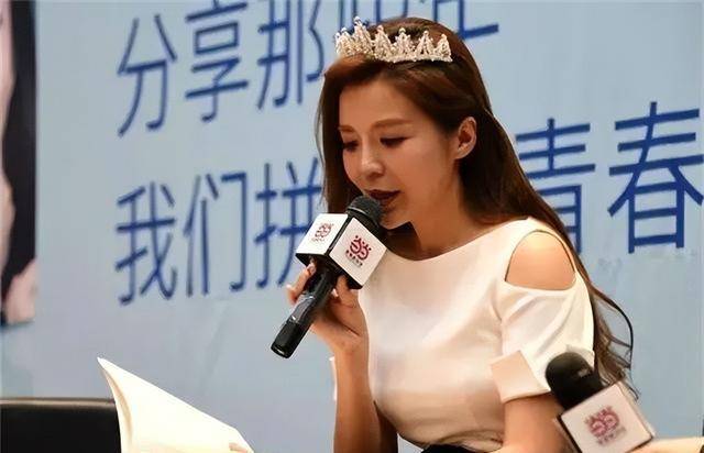 央视主持人朱迅:49岁瘦成一片树叶,19岁儿子帅过老爸