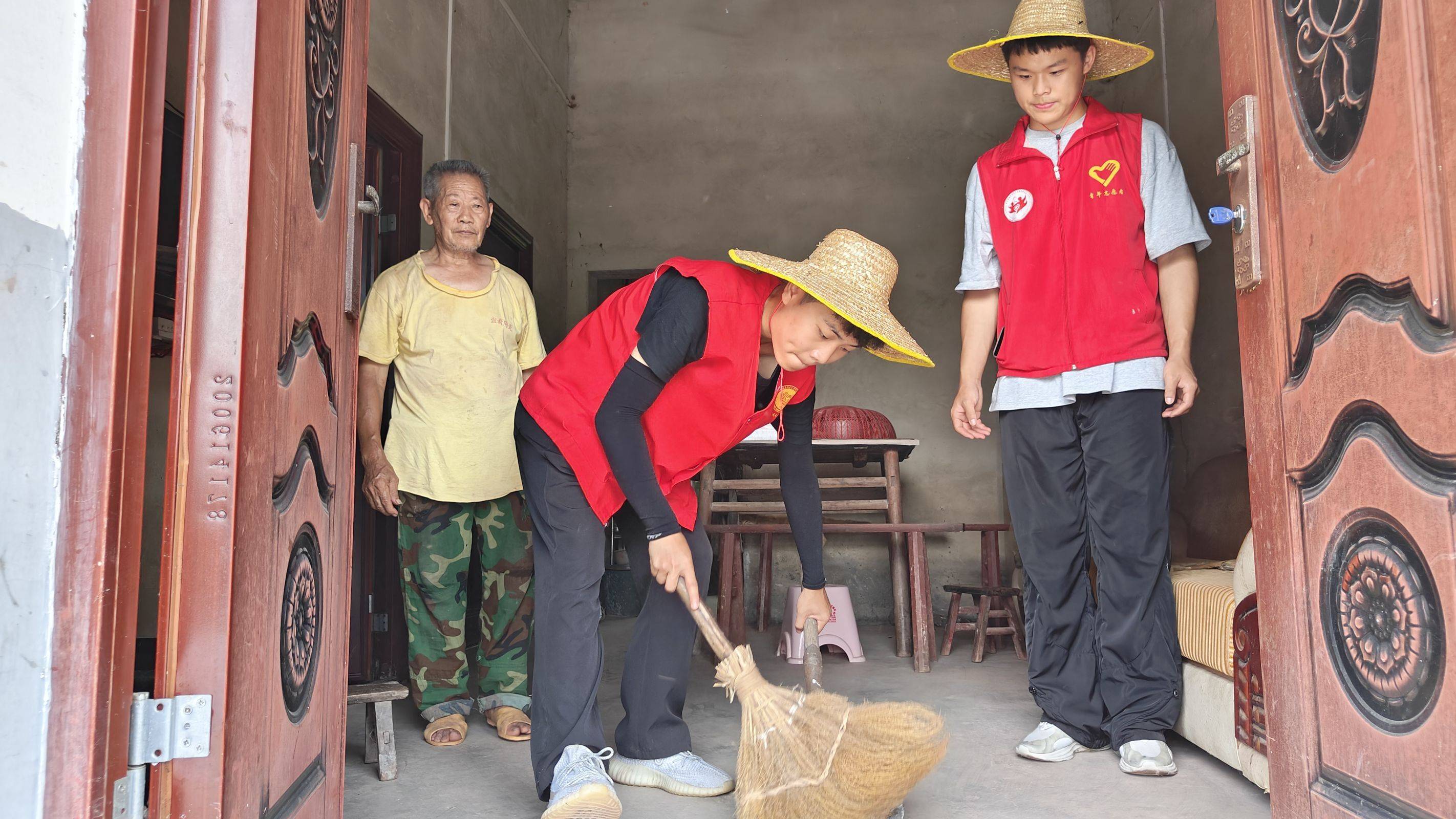 "繁花硕果"乡村振兴公益行动队聚焦农村弱势群体,携带慰问品前往龙岭