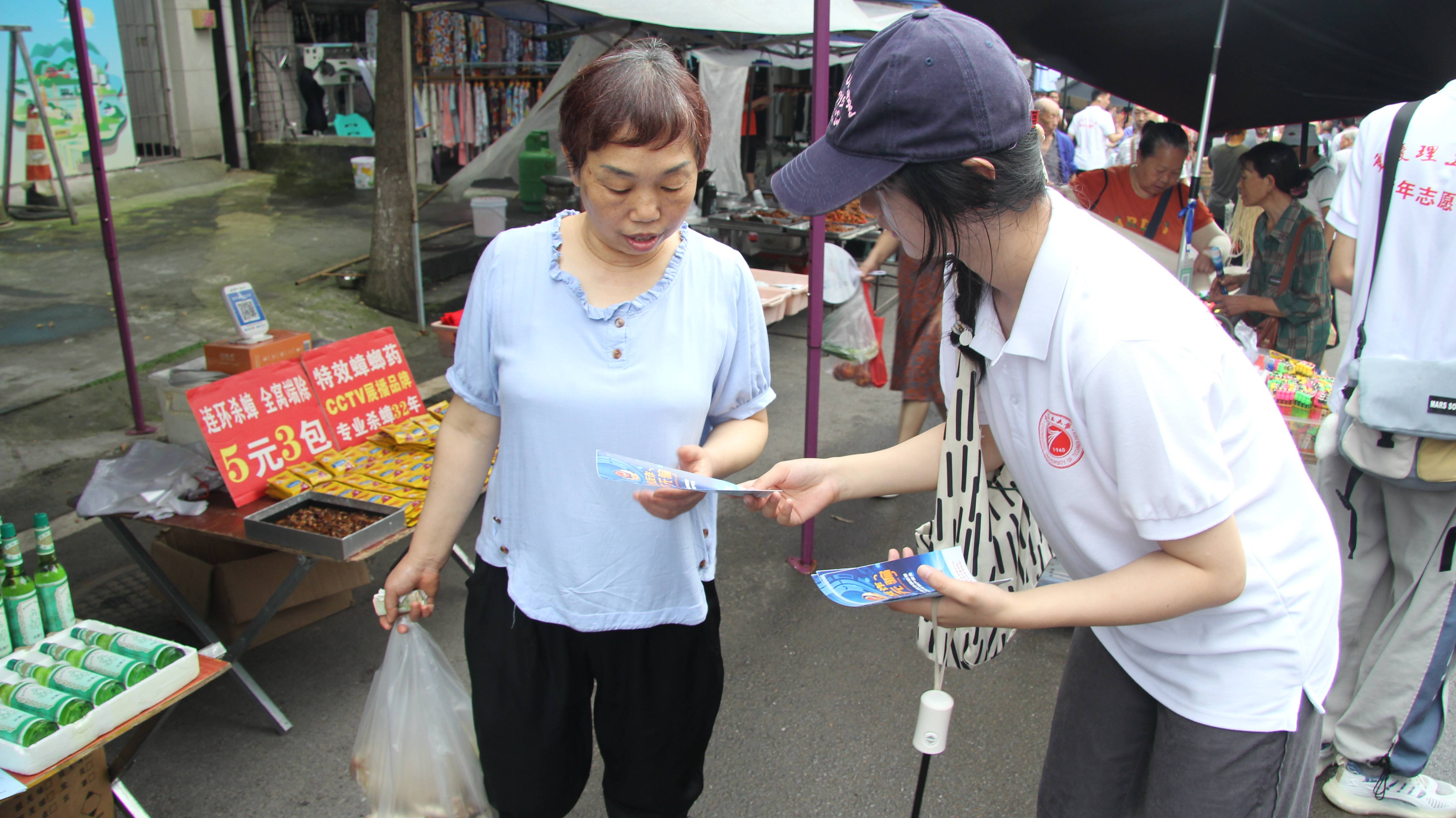 通讯员 何斯奇 摄在防诈宣传之前,实践团成员首先向居民们了解了其对