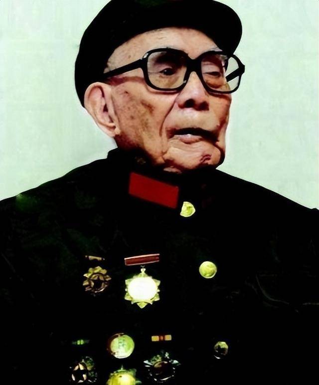 102岁老红军逝世,遗体火化后发现27块碎弹片,他生前经历了什么