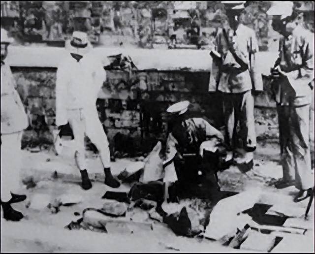 47年东陵大盗孙殿英被俘获,刘伯承下令:设宴款待,小平同志同座