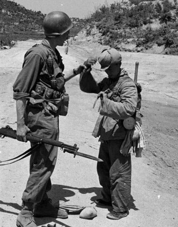 1951年,美军战俘营内幕:美国兵扯下我的内裤,搜到东西立刻大叫