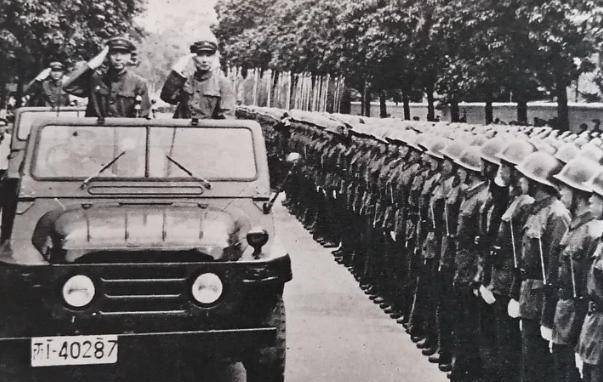 1981年大阅兵,邓公指着一位团长跟秦基伟说:这个人要好好培养