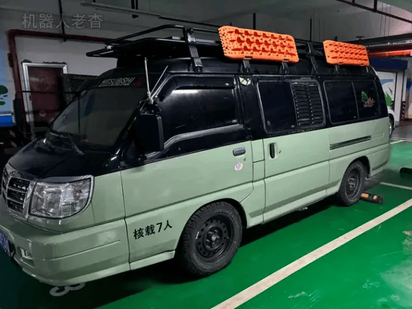 牛人用大面包打造旅行战车,东南得利卡改装床车自驾游,露营车这样更