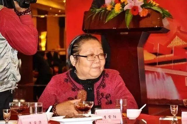 晚年退休之后的李紫阳依旧一心扑在医疗事业上,为了让祖国的医疗事业