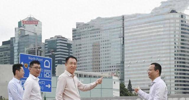 当时广州流行大户型的房子,许家印却反其道而行之,建议公司把珠岛花园