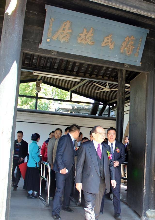 1960年,蒋孝文与徐乃锦成婚,两个人的结合在台湾政界引起了极大轰动.
