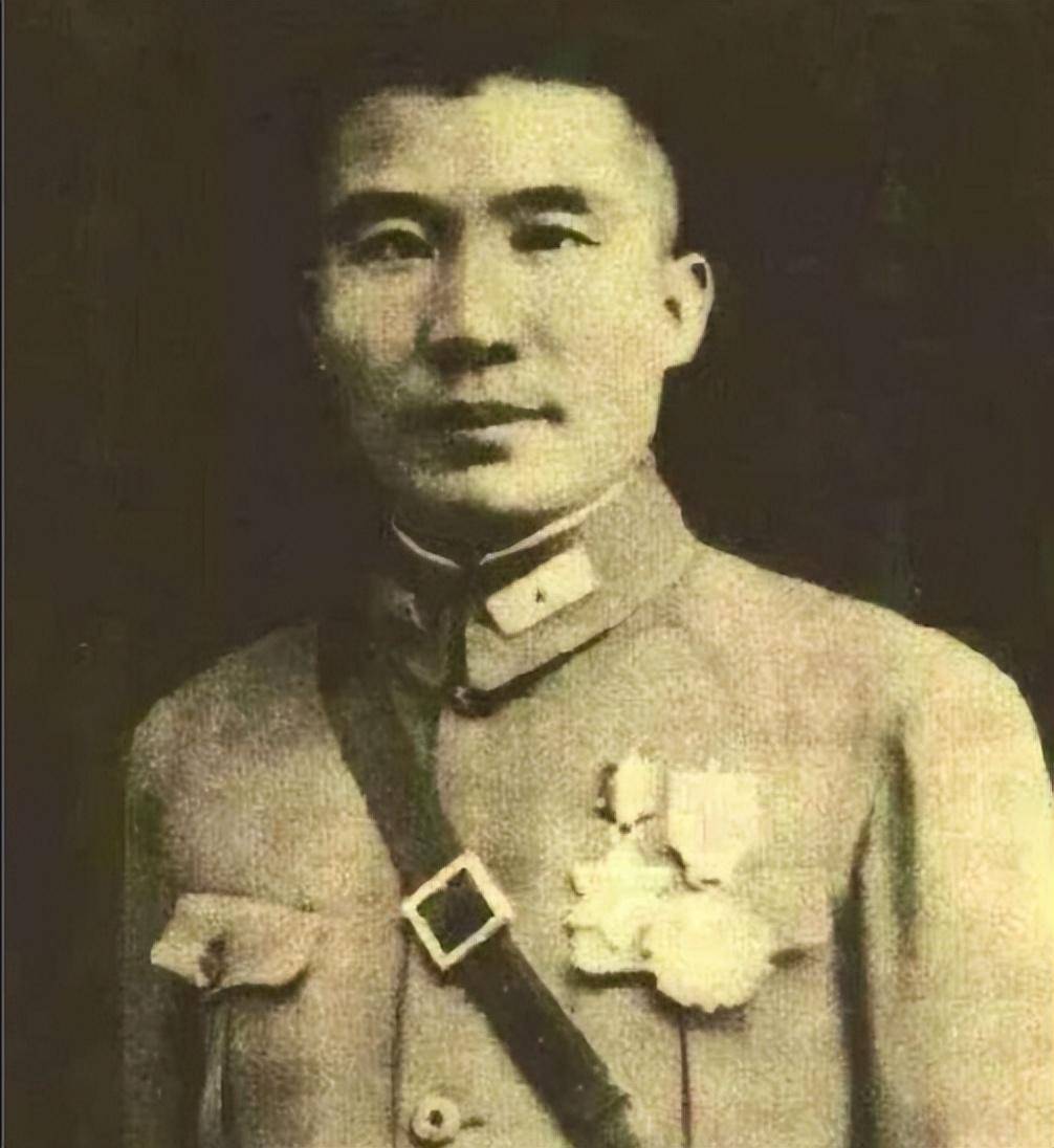 韩练成:潜伏国民党18年,暴露后靠一张报纸悟出杀机,成功脱身