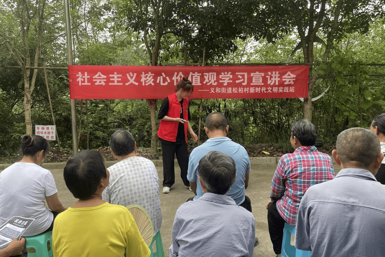 宣讲团成员们则身着统一的服装,用亲切的语言和生动的案例,将社会主义