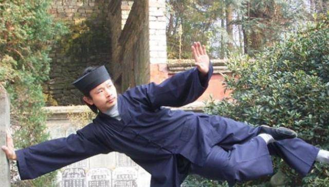 "轻功第一人"陈师行:4米高墙一跃而上,2公里路跑完只需5分钟