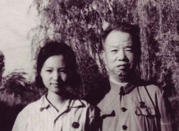 战场下的陈赓:占陈锡联便宜,给萧华当红娘,说自己像元帅般帅气