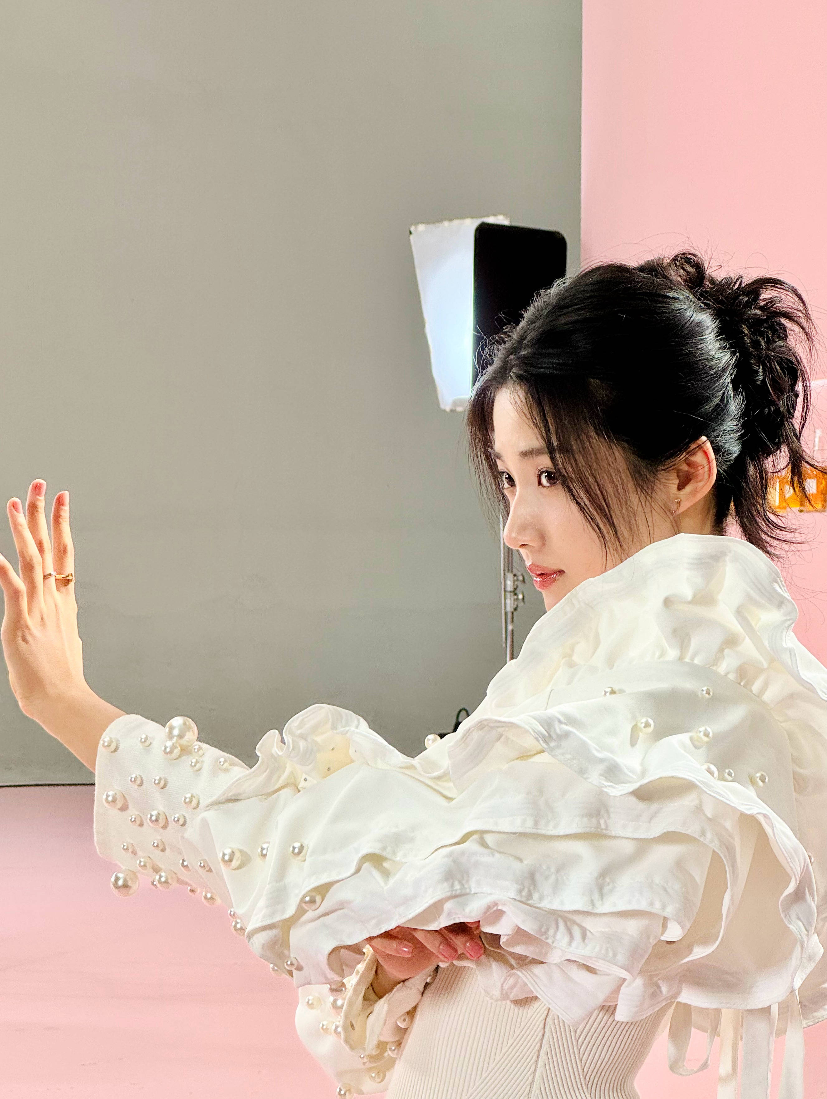 卢昱晓穿白色灯笼袖礼服 时尚精致清纯可爱-搜狐大视野-搜狐新闻