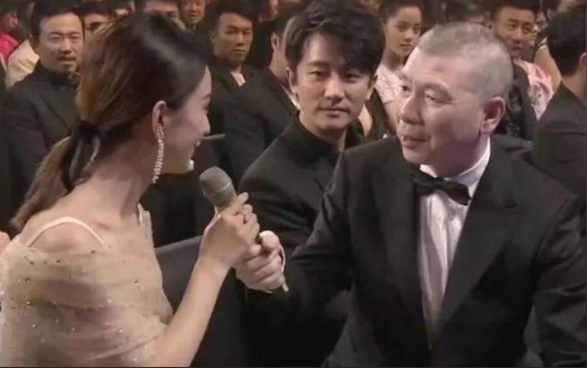 赵丽颖陪知名导演吃饭被拍!冯小刚谈笑风生,两人或又将深入合作