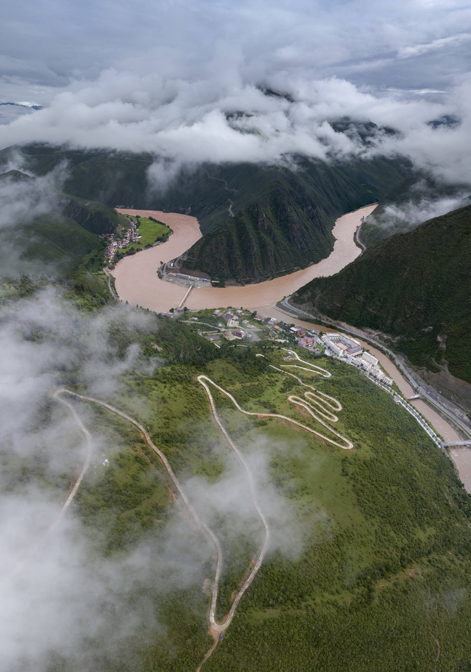 白玉金沙江第一湾:云雾缭绕美如画