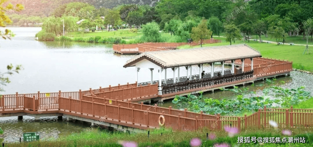 一路之隔就是白云湖,下楼就是白云湖公园东门