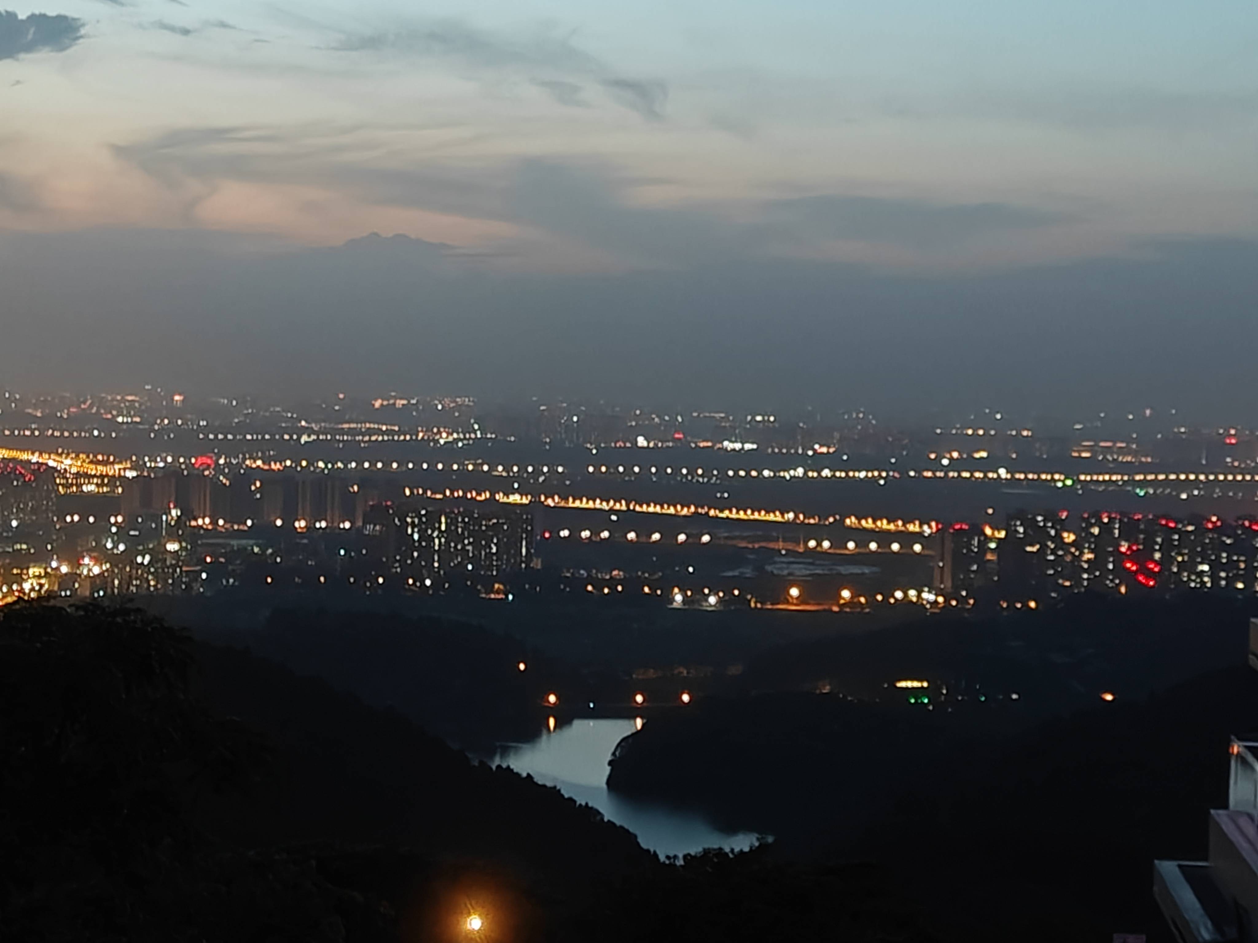 龙泉山夜景图片