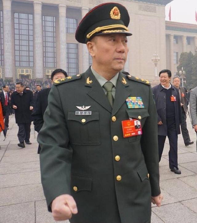 他曾任东部战区陆军司令,父亲是国防部原部长,一家出了4位中将