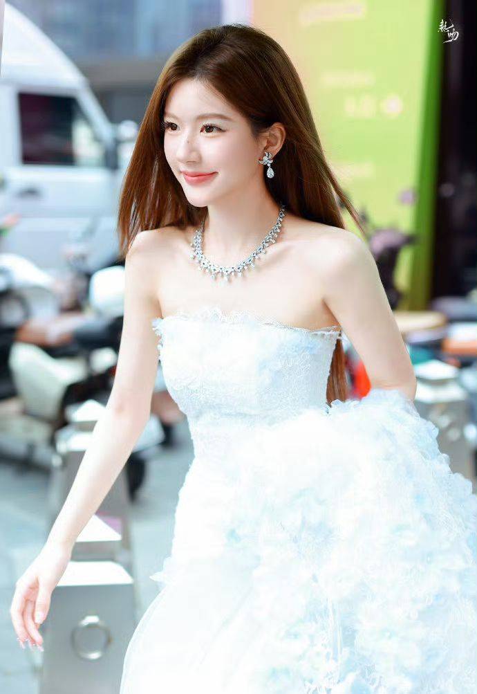 赵露思和白色真的好配啊!小香风的青春活力,婚纱的唯美浪漫