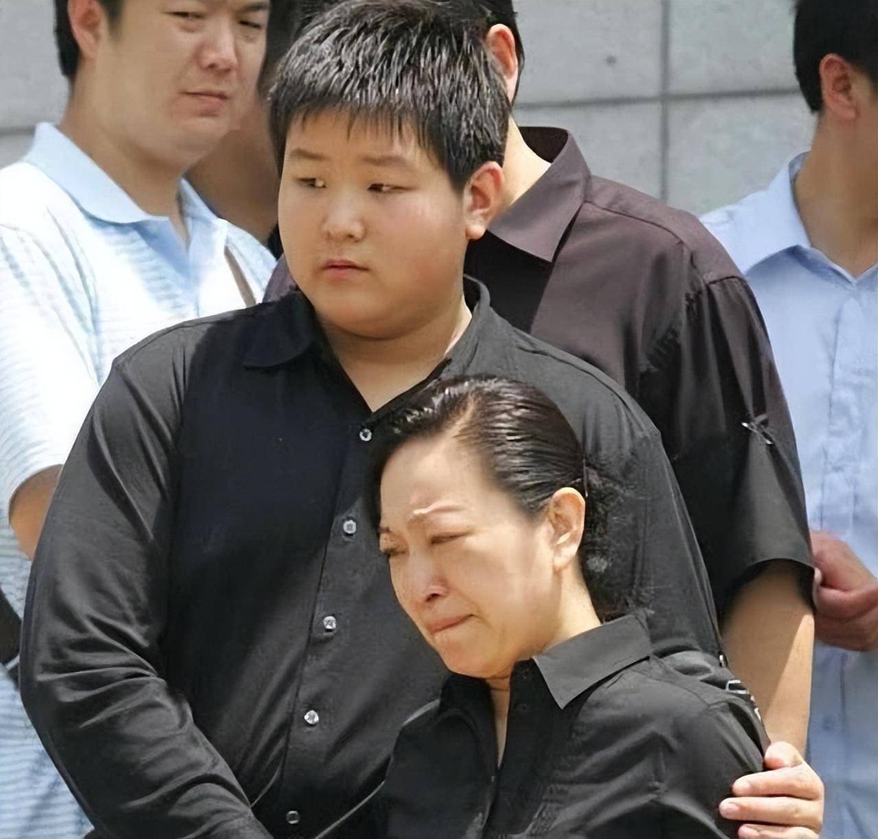 回顾罗京去世7年后妻子改嫁富商婚前告别公婆:我依旧是罗家媳妇