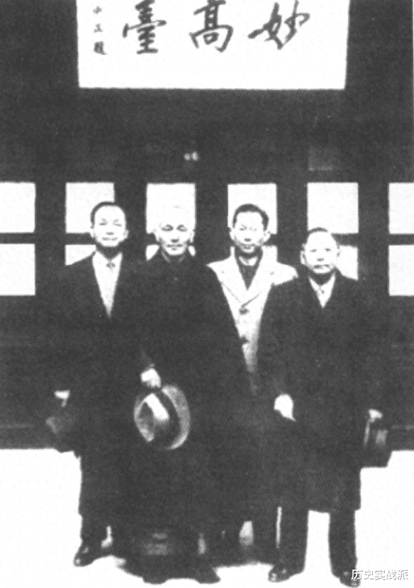 1949年,蒋介石回乡扫墓,当街被人询问:听说现在你不当总统了?