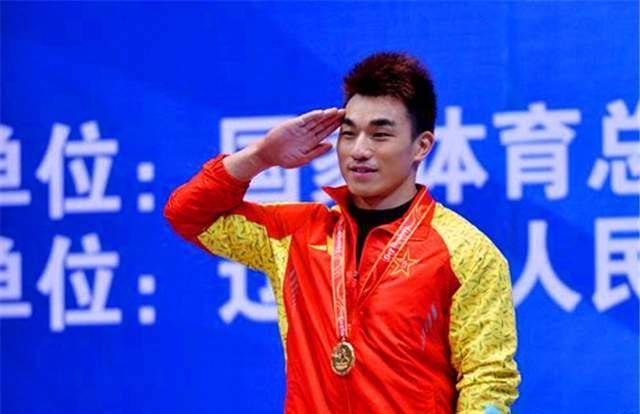 举重天才廖辉:4次打破世界纪录,奥运会前无故被换,愤怒退役