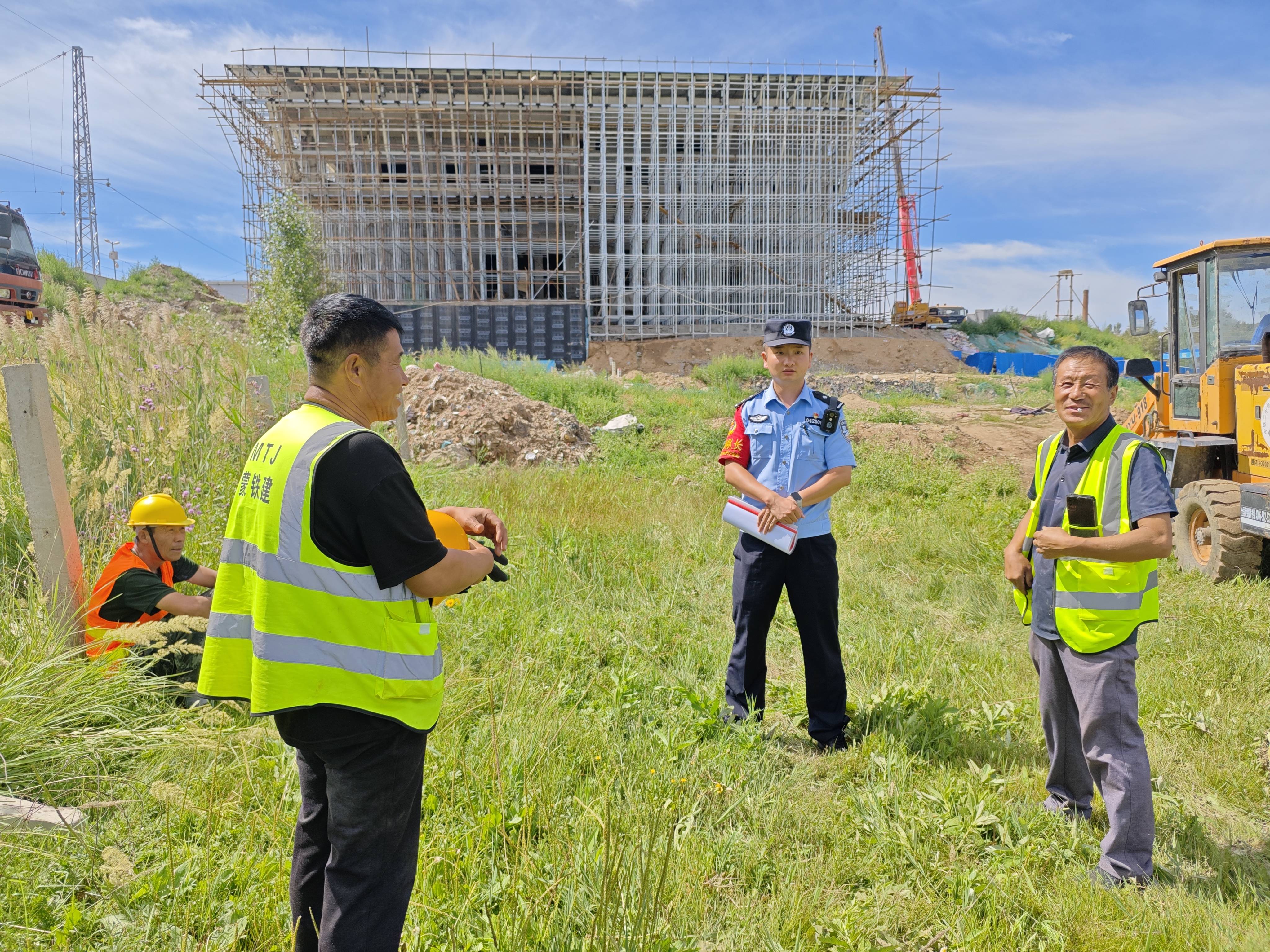 锡林浩特铁路公安处正镶白旗车站派出所深入管内施工现场开展安全监督