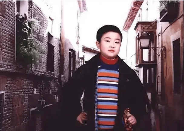 "五道杠"小学生,曾因一脸"官相"而走红,如今状态却令人泯然_黄艺博