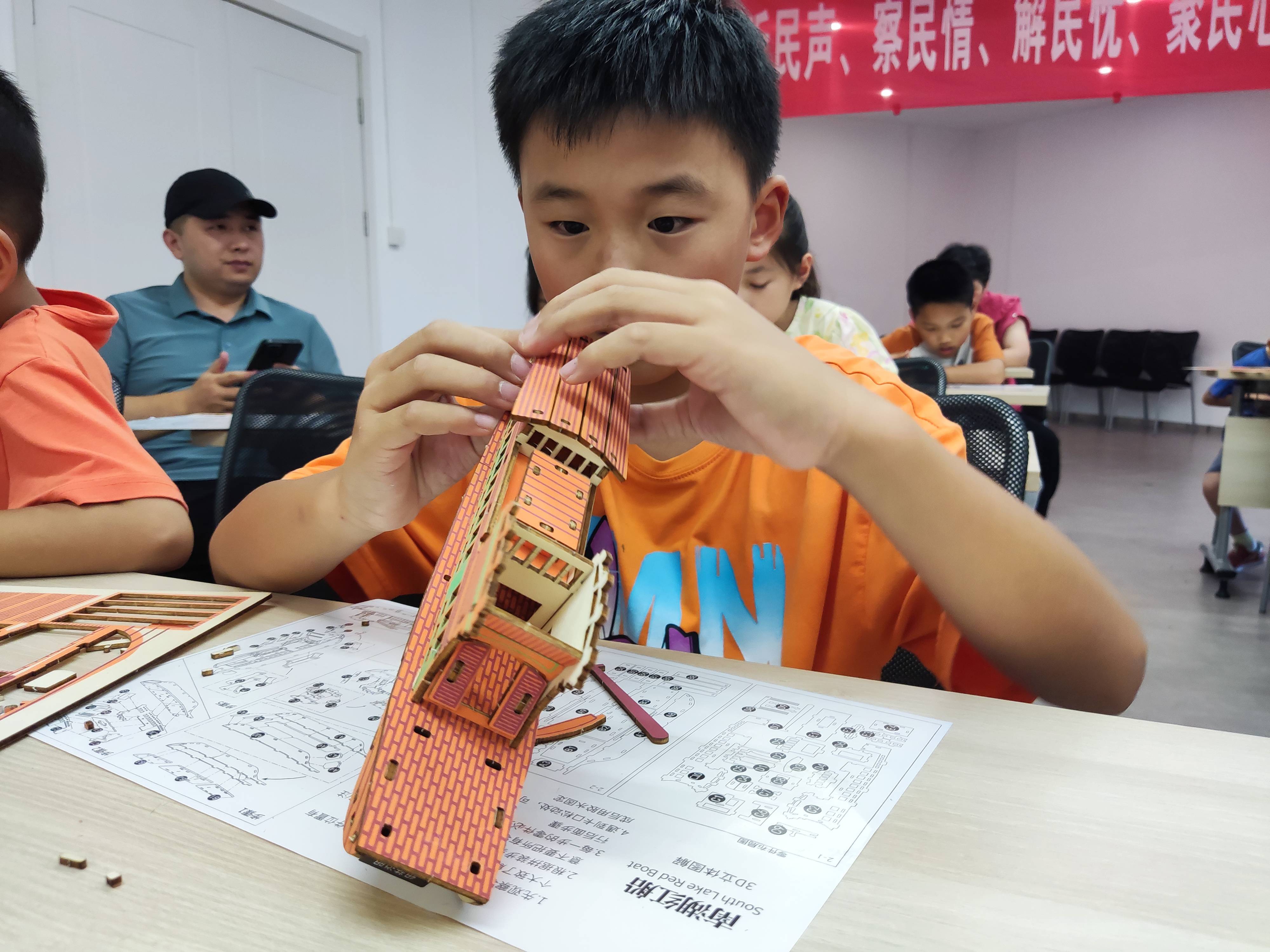 经过不懈的努力,一艘艘精致小巧的红船模型呈现在大家眼前.
